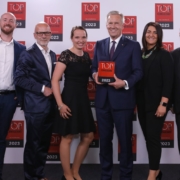 bluecue ist TOP CONSULTANT 2023 - Frederik Hanke, Christian Meetz, Johanna Möller, Dr. Inga Knoche und Torben Volkmann mit Bundespräsident a.D. Christian Wulff (Foto: KD Busch / compamedia)