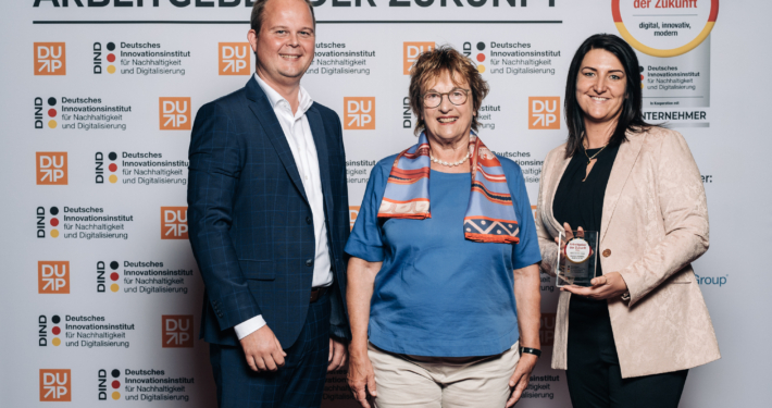 Dr. Inga Knoche und Nico Lüdemann von bluecue nehmen die Auszeichnung als "Arbeitgeber der Zukunft" von Brigitte Zypries, Bundeswirtschaftsministerin a.D., entgegen. (Foto: Offenblende/Andrej)