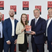 bluecue ist TOP CONSULTANT 2024 - Torben Volkmann, Frederik Hanke, Johanna Möller und Nico Lüdemann mit Bundespräsident a.D. Christian Wulff (Foto: KD Busch / compamedia)